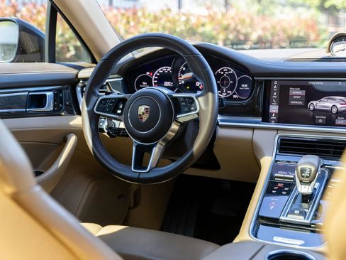Used 2019 Porsche Panamera 4 image 33