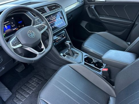 Used 2022 Volkswagen Tiguan SE w/ Panoramic Sunroof Package FWD image 10