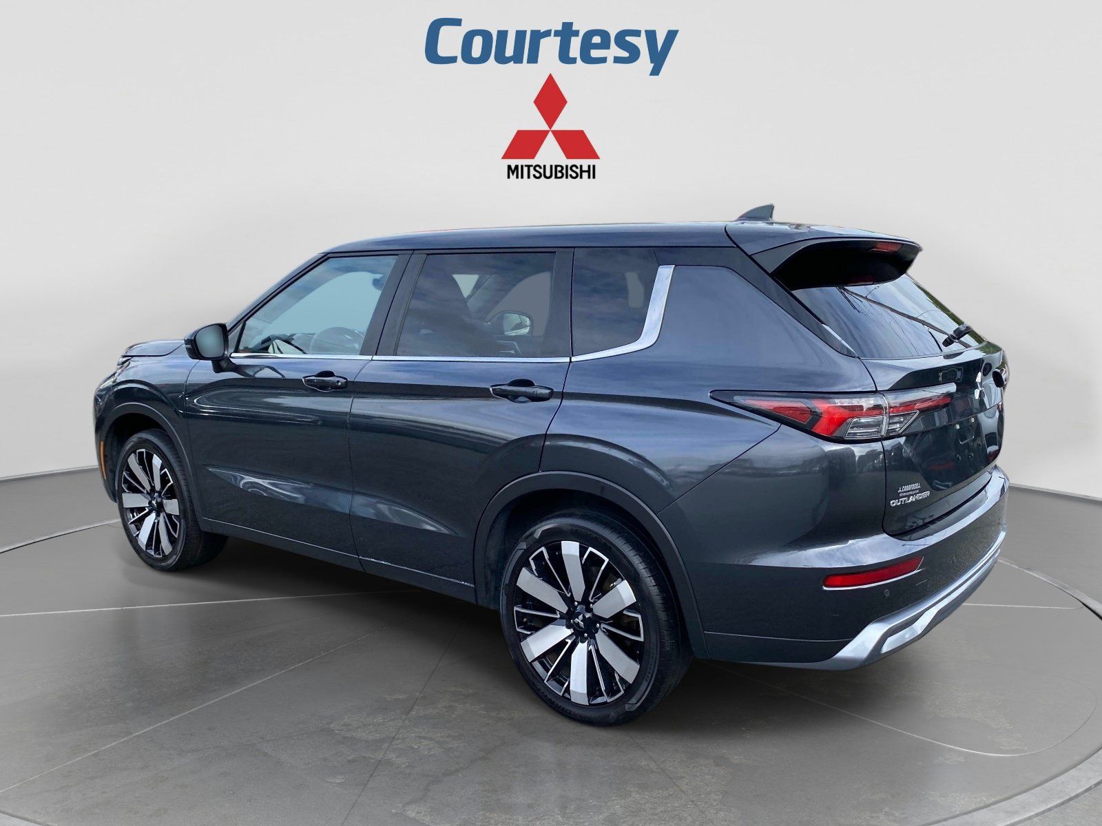 Used 2025 Mitsubishi Outlander SE FWD image 3