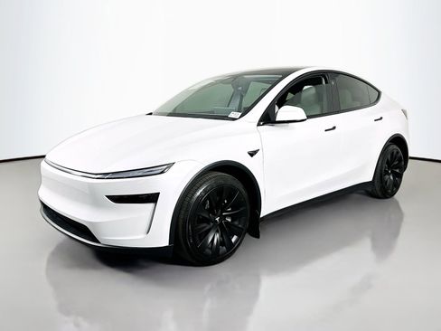 Used 2026 Tesla Model Y AWD image 3