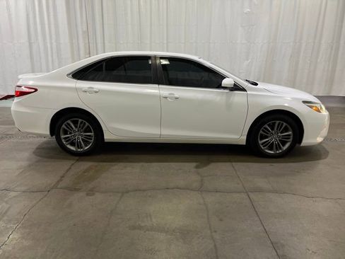 Used 2015 Toyota Camry SE image 3