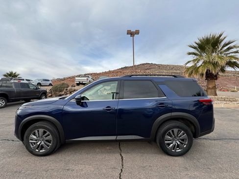 Used 2025 Nissan Pathfinder SV image 2