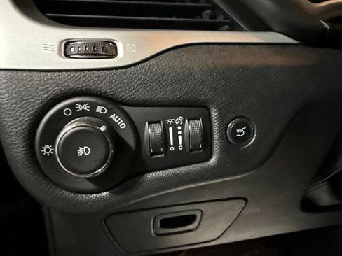Used 2017 Jeep Cherokee Overland w/ Technology Group AWD/4WD image 8