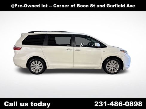 Used 2017 Toyota Sienna Limited image 6