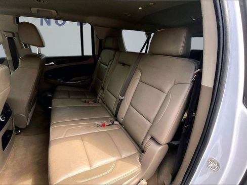 Used 2018 Chevrolet Suburban LT RWD image 22