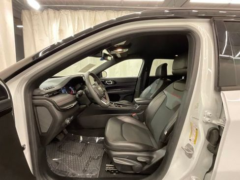 Used 2025 Jeep Compass Trailhawk AWD/4WD image 10