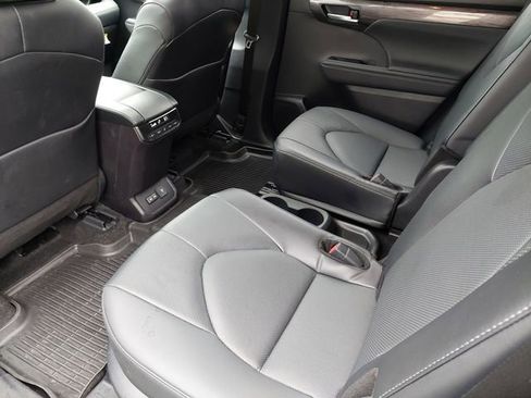 Used 2024 Toyota Highlander Limited AWD/4WD image 18