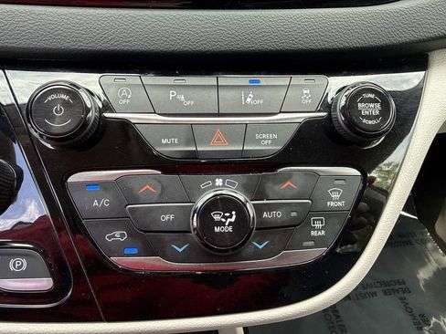 Used 2023 Chrysler Pacifica Touring-L FWD image 33