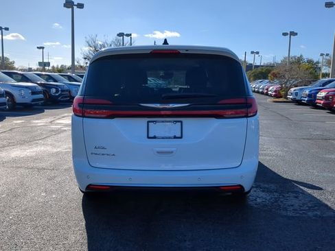 Used 2024 Chrysler Pacifica Touring-L image 7