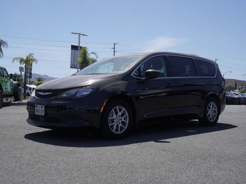 Used 2023 Chrysler Voyager LX image 9