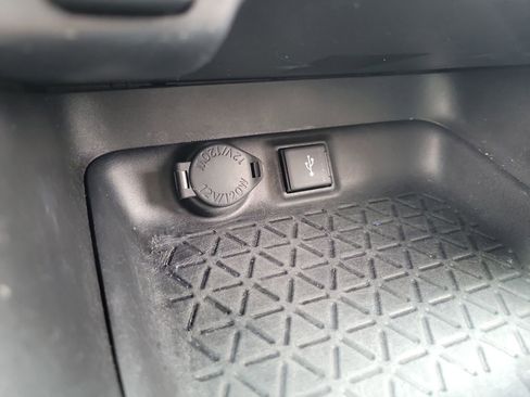 Used 2021 Toyota RAV4 LE FWD image 34