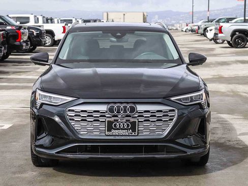 Used 2024 Audi Q8 e-tron Premium Plus image 2