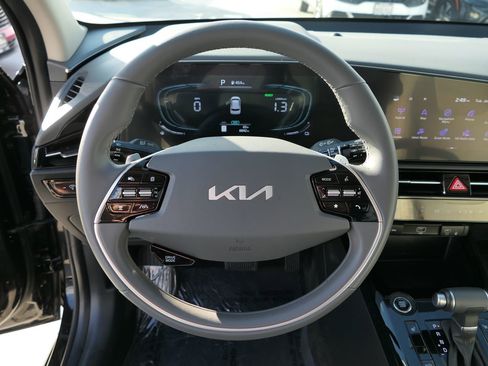 Certified 2025 Kia Niro EX image 16