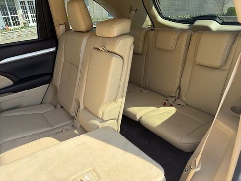 Used 2017 Toyota Highlander XLE image 12