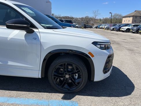 New 2026 Volkswagen Tiguan SE R-Line image 11