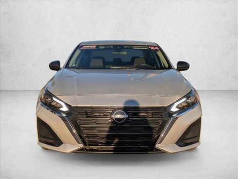 Used 2024 Nissan Altima 2.5 SV image 2