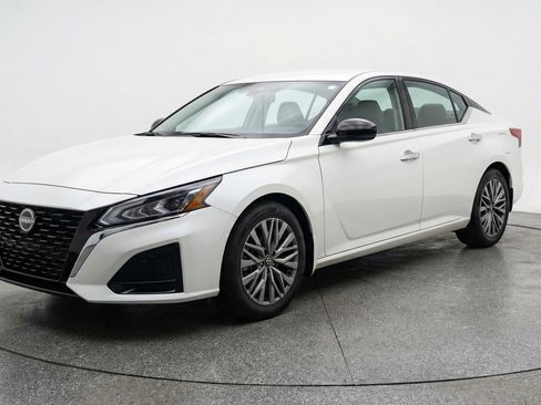 Used 2025 Nissan Altima 2.5 SV FWD image 3