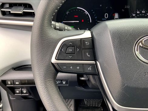 Used 2025 Toyota Sienna XLE w/ XLE Plus Package FWD image 23