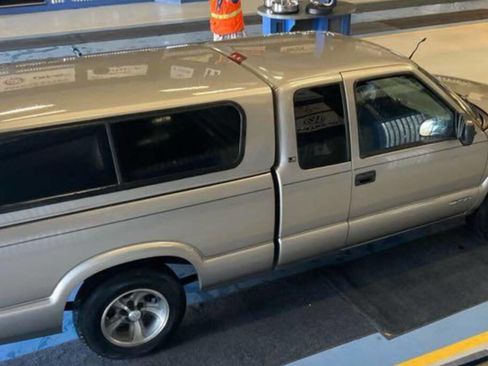 Used 2003 Chevrolet S10 Pickup LS image 2