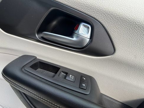 Used 2024 Chrysler Pacifica Touring-L FWD image 40