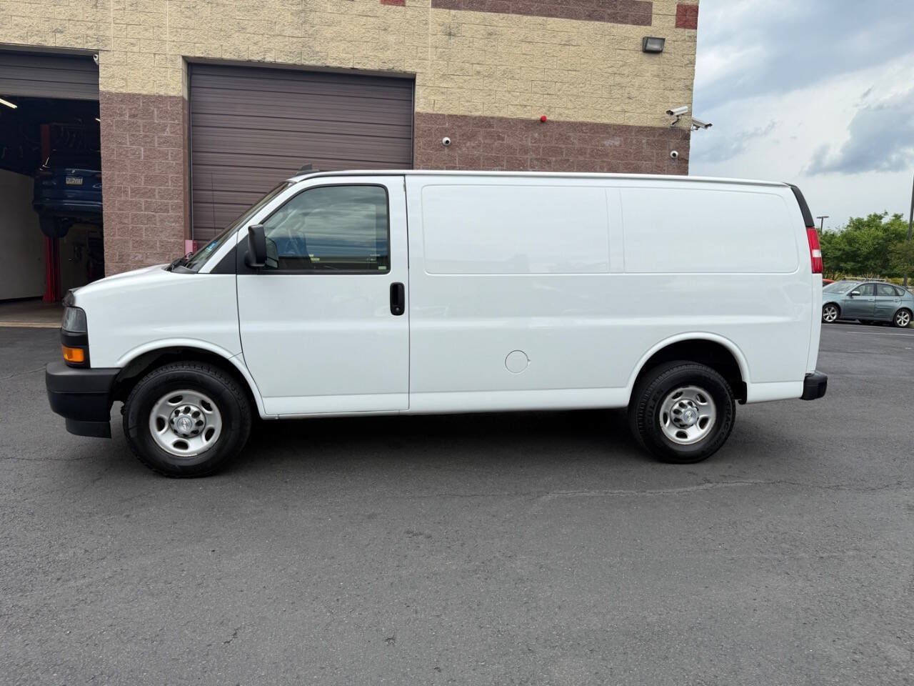 Used 2018 Chevrolet Express 2500 RWD image 2