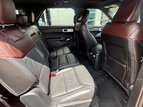 Certified 2023 Ford Explorer Platinum w/ Technology Package AWD/4WD image 13