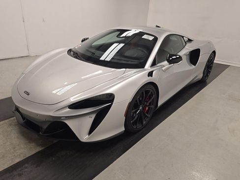 Used 2023 McLaren Artura RWD image 1