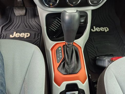 Used 2015 Jeep Renegade Latitude w/ Popular Equipment Group image 22