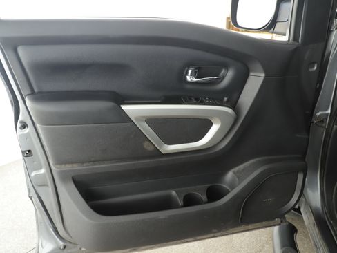 Used 2017 Nissan Titan SV image 11