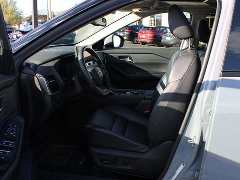 Used 2025 Nissan Rogue SL w/ SL Premium Package image 12