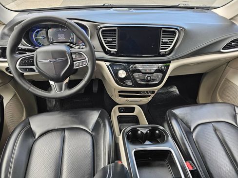 Used 2023 Chrysler Pacifica Touring-L FWD image 16
