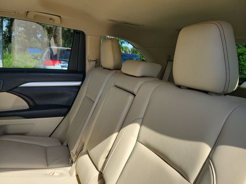 Used 2019 Toyota Highlander XLE FWD image 23