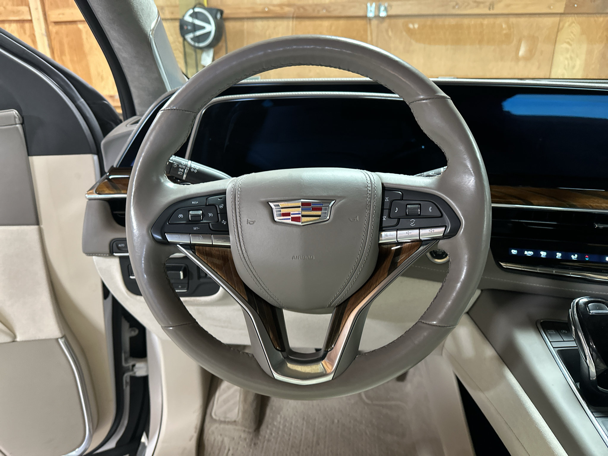 Used 2023 Cadillac Escalade ESV Sport Platinum w/ LPO, ONYX Package AWD/4WD image 19
