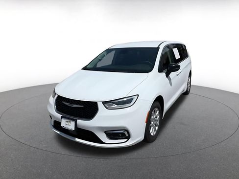 Used 2024 Chrysler Pacifica Touring-L FWD image 7
