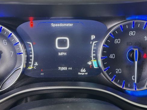 Used 2023 Chrysler Pacifica Touring-L image 15