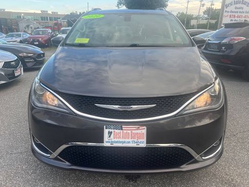 Used 2020 Chrysler Pacifica Touring-L FWD image 4