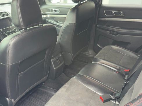 Used 2019 Ford Explorer XLT w/ XLT Sport Appearance Package AWD/4WD image 10