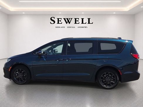 Used 2021 Chrysler Pacifica Touring w/ S Appearance Package FWD image 2