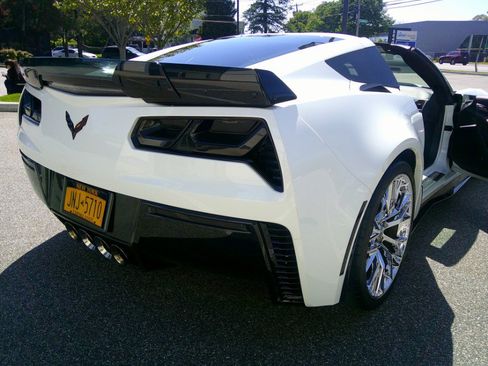 Used 2015 Chevrolet Corvette Z06 w/ 3LZ Preferred Equipment Group RWD image 15