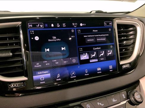 Used 2023 Chrysler Pacifica Touring-L image 6