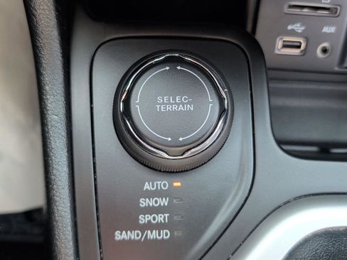 Used 2018 Jeep Cherokee Latitude Plus w/ Cold Weather Group AWD/4WD image 15