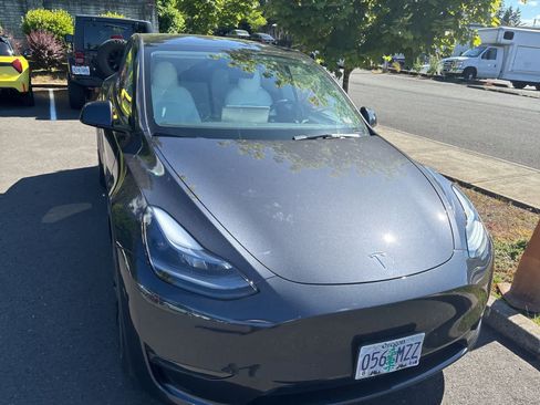 Used 2024 Tesla Model Y Long Range RWD image 7