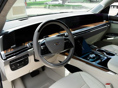 Used 2026 Cadillac Escalade Platinum Sport w/ LPO, Floor Liner Package AWD/4WD image 6