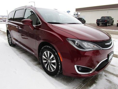 Used 2020 Chrysler Pacifica Touring-L Plus image 3