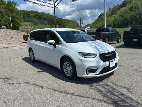 Used 2023 Chrysler Pacifica Touring-L FWD image 3
