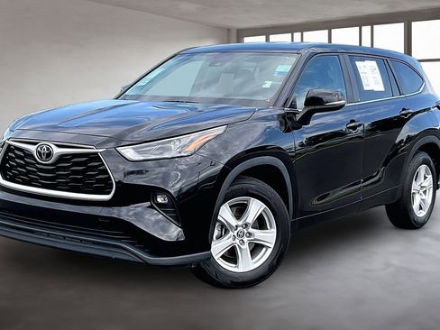 Used 2023 Toyota Highlander LE FWD image 3