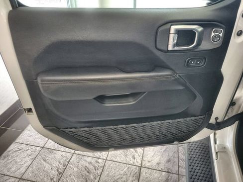 Used 2022 Jeep Wrangler Unlimited Sahara AWD/4WD image 13
