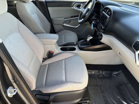 Used 2023 Kia Soul LX w/ LX Technology Package image 18