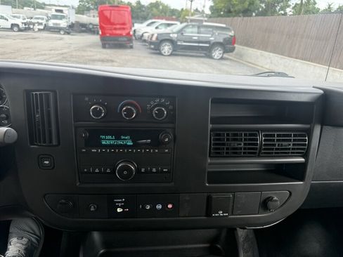 Used 2018 Chevrolet Express 3500 LS RWD image 8