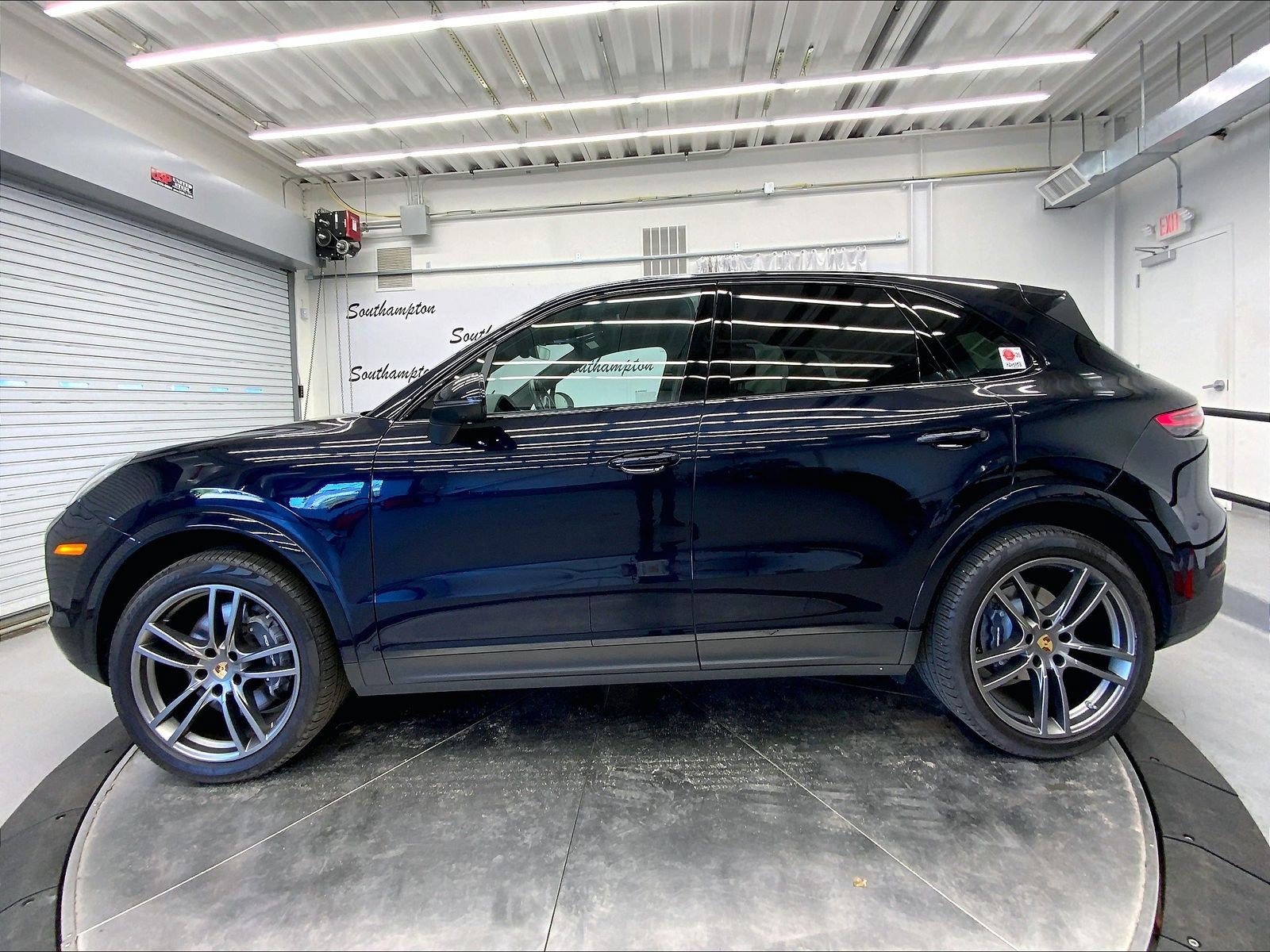 Certified 2023 Porsche Cayenne Platinum Edition AWD/4WD image 2